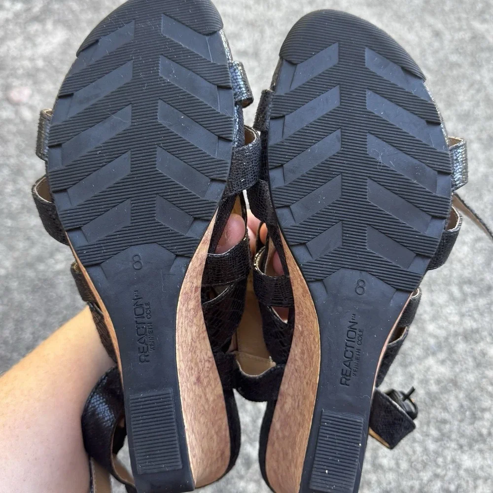 Kenneth Cole Reaction Womens 8‎ M Cedar Pine Black Patent Wedge Sandal *Peeling*